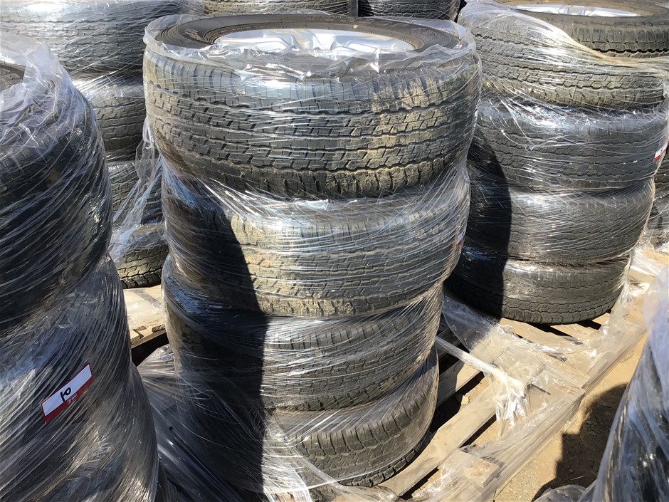 4 x Unused Dunlop Grandtrek AT22 Tyres Auction (0009-7047875) | Grays ...