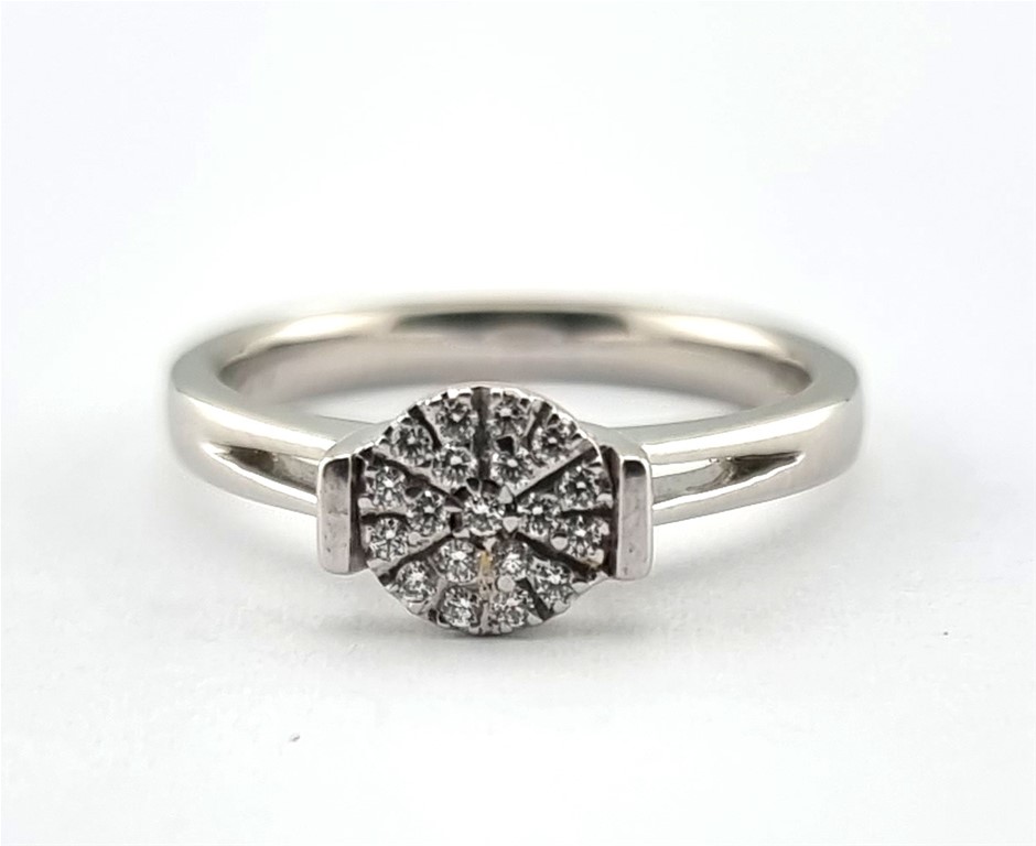 18 CARAT WHITE GOLD AND DIAMOND RING VALUATION INCLUDED Auction (0009