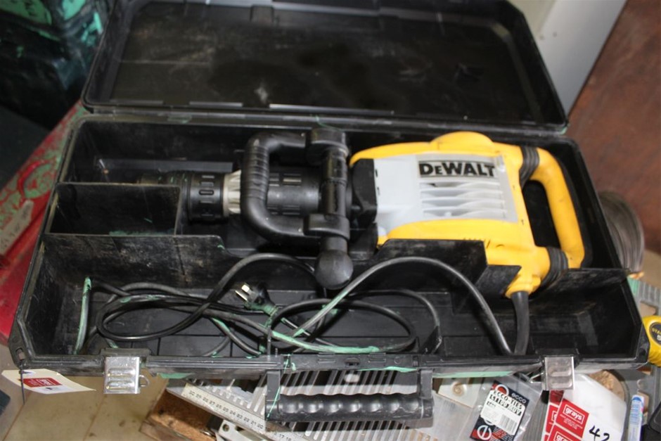 DeWalt D25901XE Electric Jack Hammer with Poly Case Auction (0041