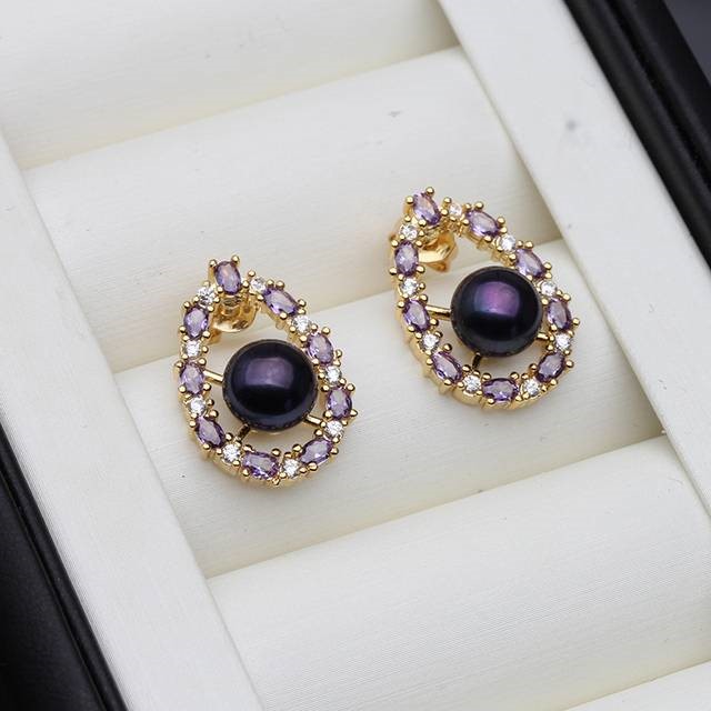 Exclusive Oval Pearl Earrings in Gold