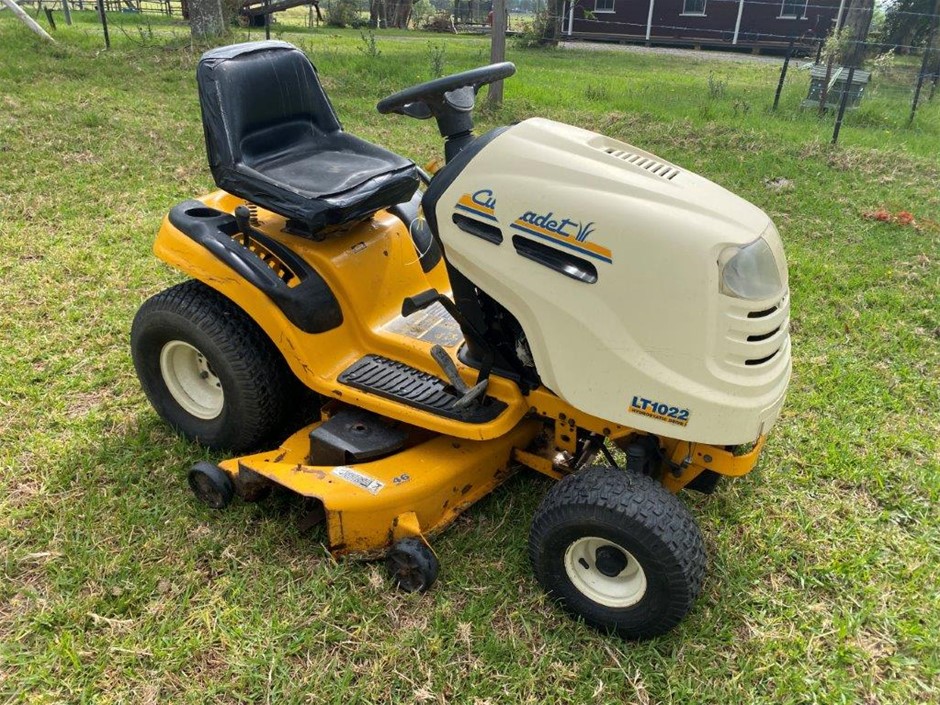 Cub Cadet LT1022 RideOn Under Belly Mower Auction (00105054773