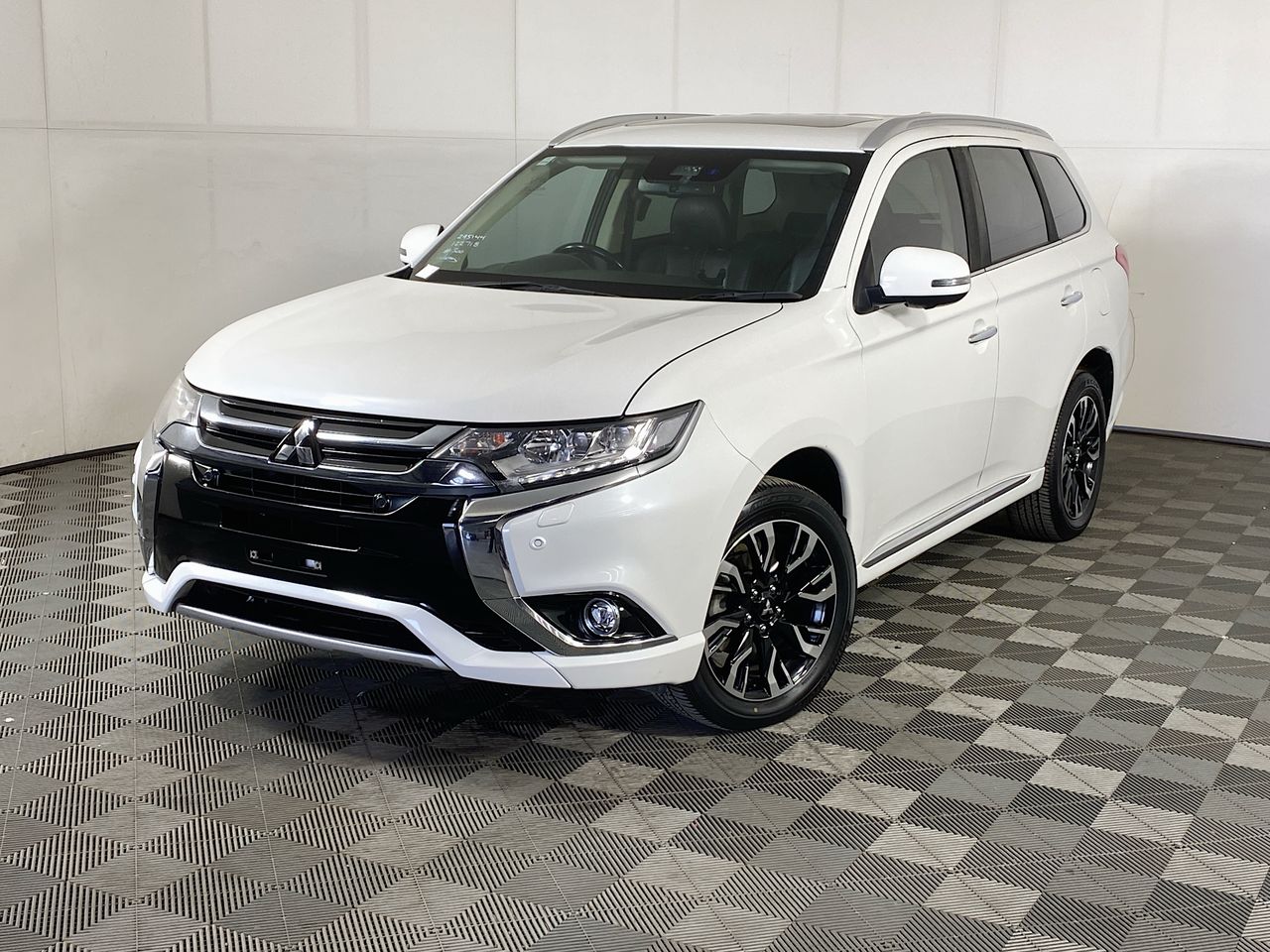 2017 Mitsubishi Outlander EXCEED PHEV ZK Direct Drive Wagon Auction ...