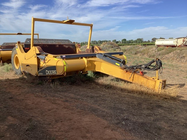Mildura Region - John Deere Scrapers, Prime Movers, Trailers