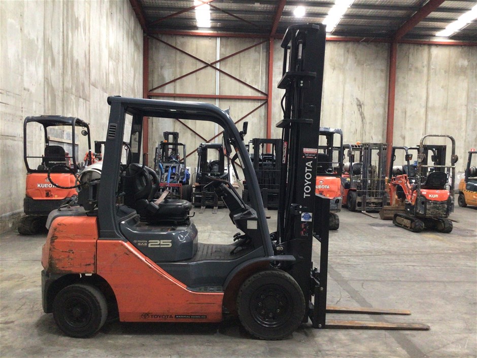 Counterbalance Forklifts & Low Level Stock Pickers