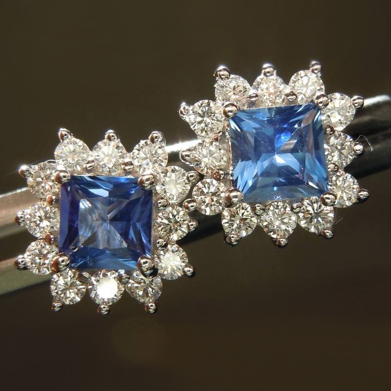 Elegant 18K White  Gold  plated  Design  Topaz  Simulants  and White