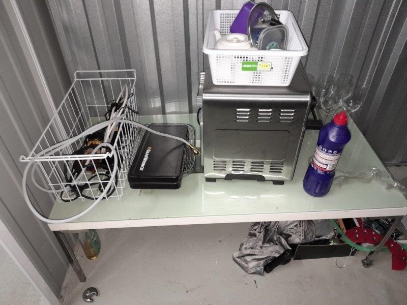 Entire contents of overdue storage including Auction (00033029549