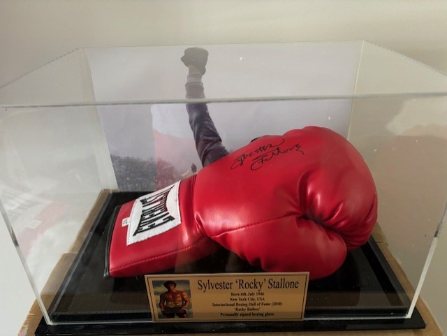 SIGNED MOVIE & SPORTS MEMORABILIA