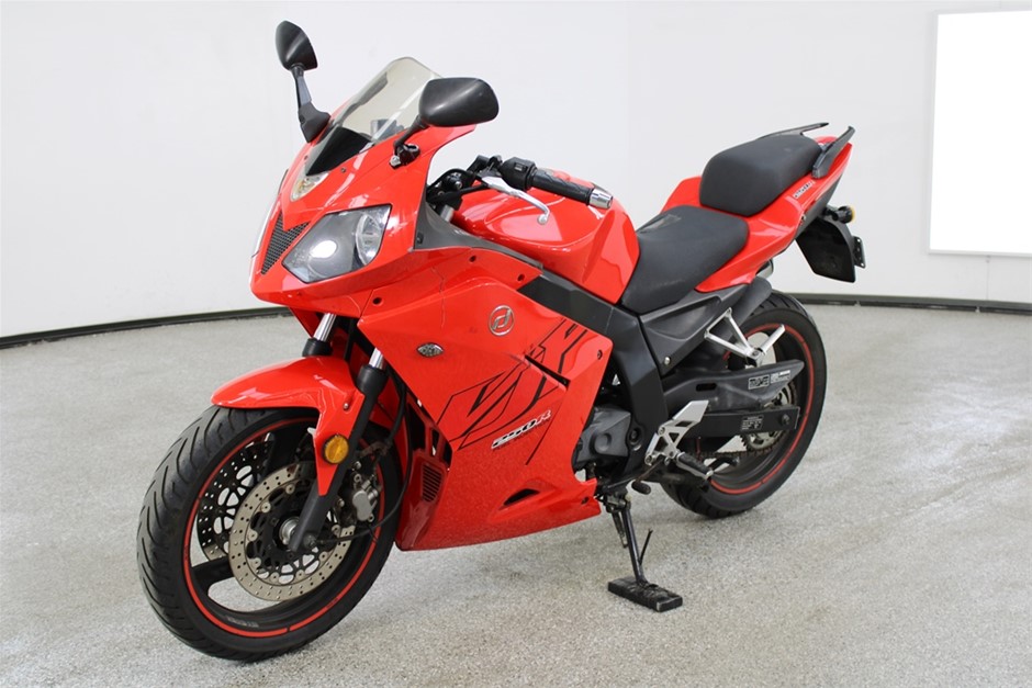 <p>Daelim 250 R Solo seater Road Motorcycle</p>