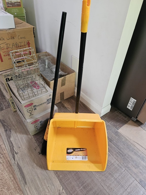 Sabco Bulldozer Jumbo Scoop with brush