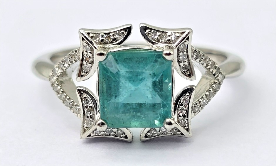 No Reserve 18 Carat Emerald And Diamond Ring - $6,570