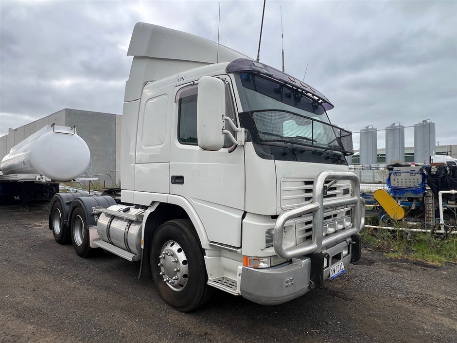 2002 Volvo FM 6 x 4 Prime Mover Truck & Waterco Bed Filter