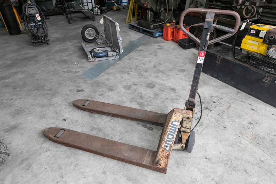 Crown Manual Hydraulic Pallet Truck