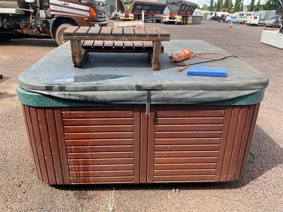 Unreserved Jadan 6-Seater Portable Spa & Camping Trailer