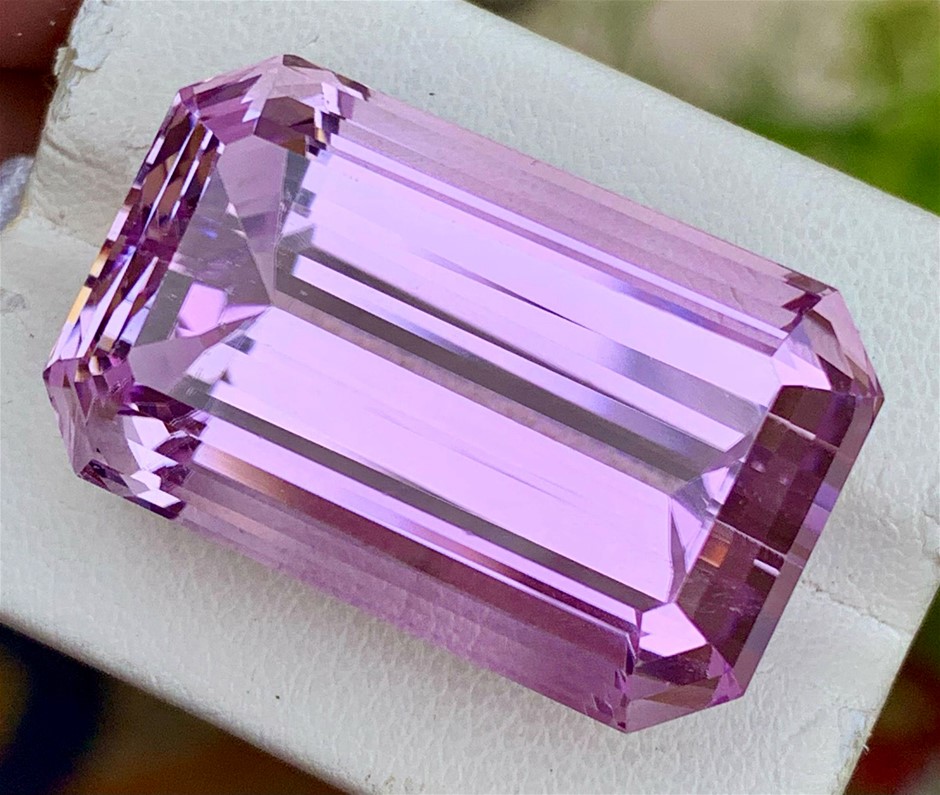 81.60 Carats Lustrous Pink Kunzite