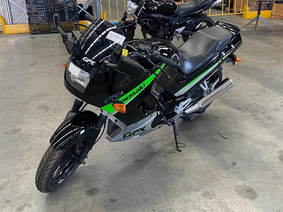 <p>2006 Kawasaki GPX250R Motorcycle</p>