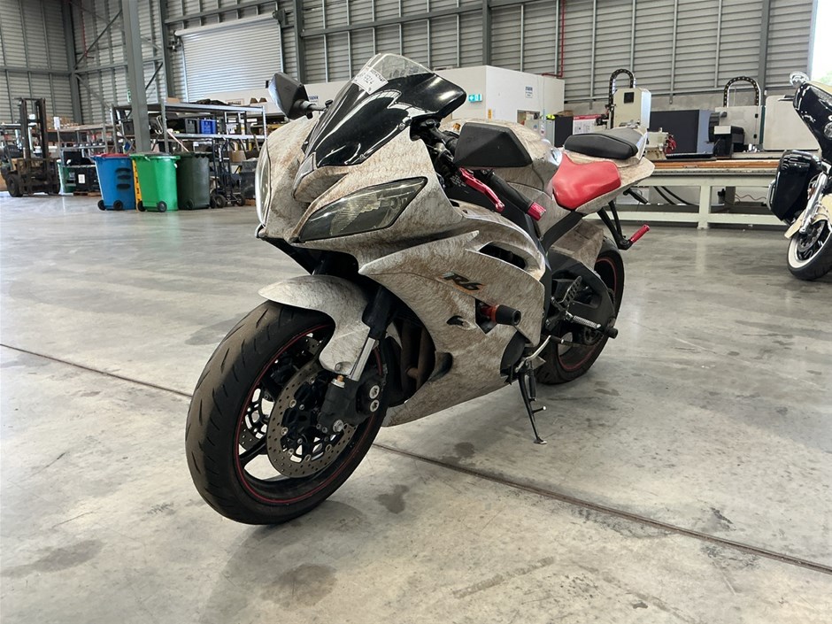 <p>2010 Yamaha YZF-R6 Motorcycle</p>