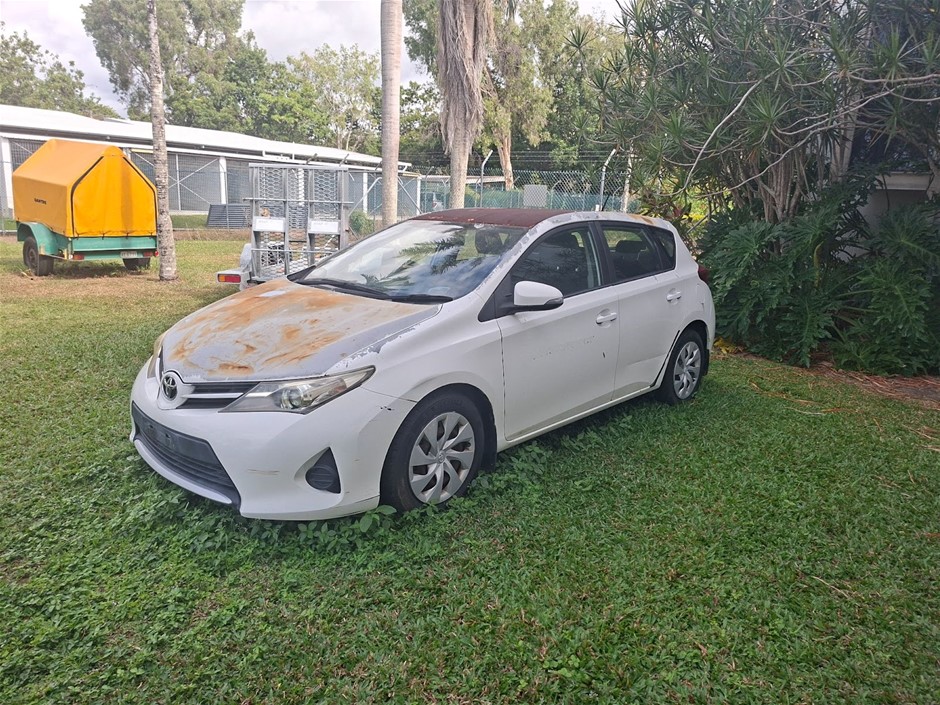 2013 Toyota Corolla FWD Automatic Hatchback