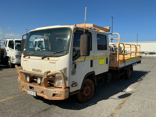 Unreserved 2015 Isuzu NPR-300 4 x 2 Crew Cab Chassis Truck
