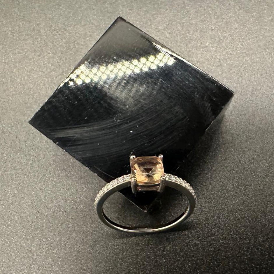 Designer Simulated Diamond Ring (stone changes green to champagne) US Size7