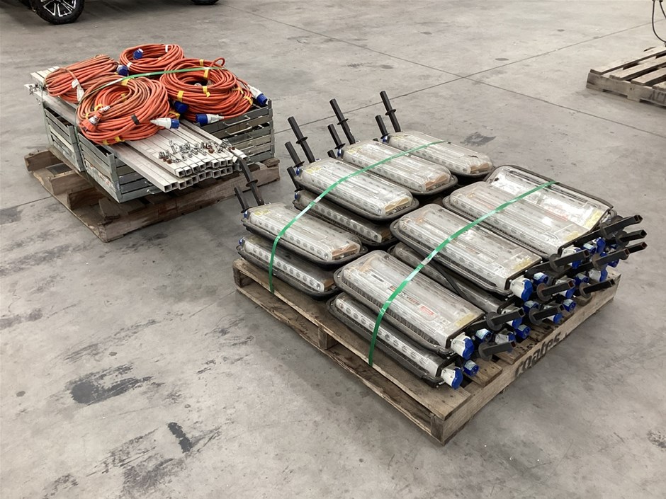 <p>LED Construction Lights, Cables & Stands Package</p>