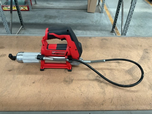 Milwaukee M12 GG 12 Voilt Battery Powered Grease Gun