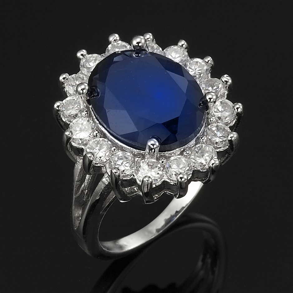 Replica Royal Ring - 16 Simulated Diamonds - US Size 8