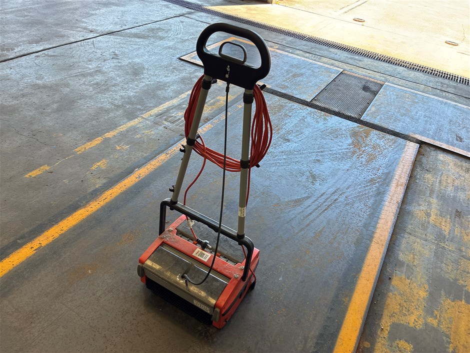 <p>Roots Wizzard W34N 34cm Compact Scrubber</p>