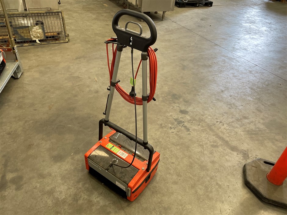 <p>Roots Wizzard W34N 34cm Compact Scrubber</p>