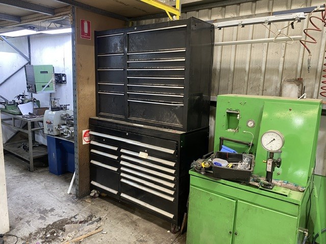 <p>Large Mobile Tool Cabinet with Cabinet on Top</p>