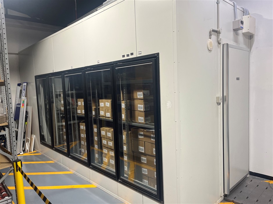 <p>5 x 2m Coolroom with 5 Door Fridge Access (Disassembled)</p>
