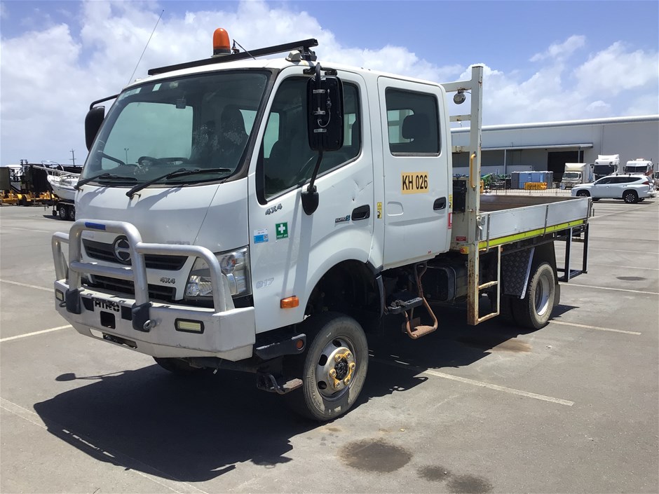 <p>2019 Hino 300 4 x 4 Tray Body Truck</p>