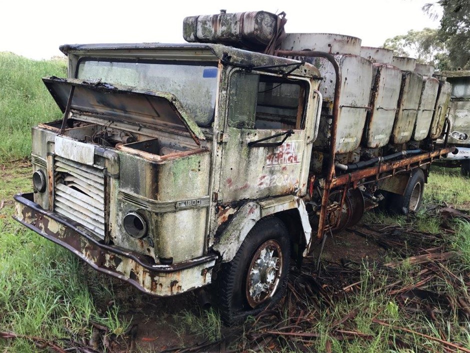International ACCO D1B2CW5106 4 x 2 Tray Body Truck