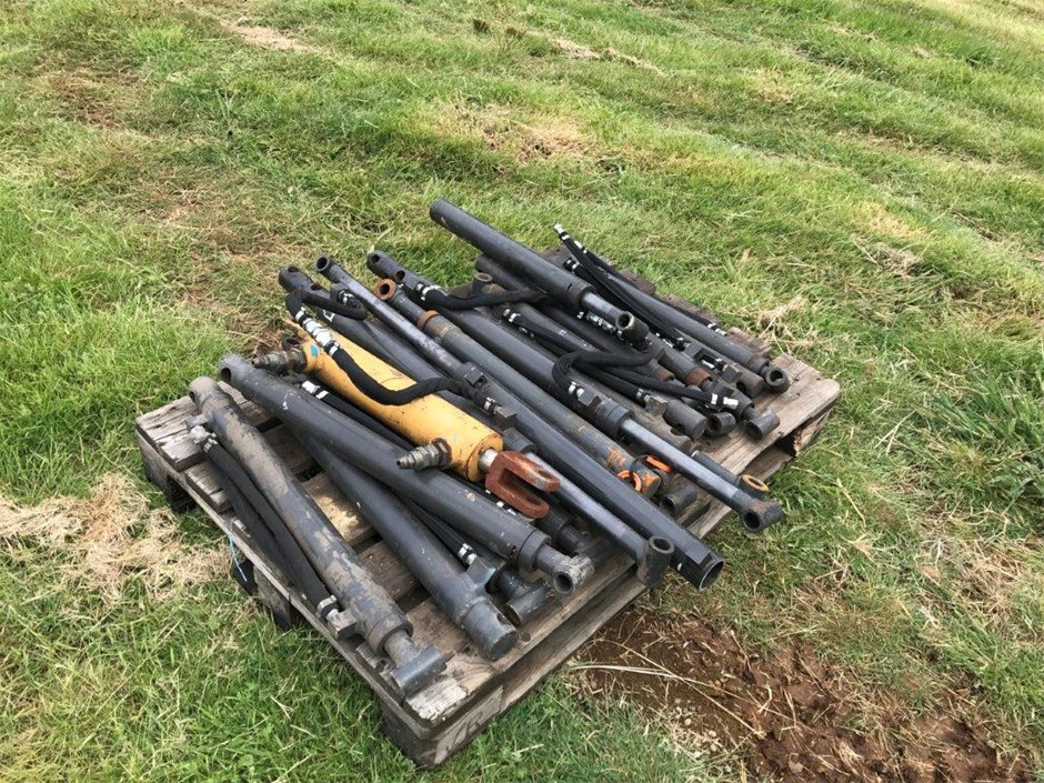 A Quantity of Assorted Hydraulic Rams