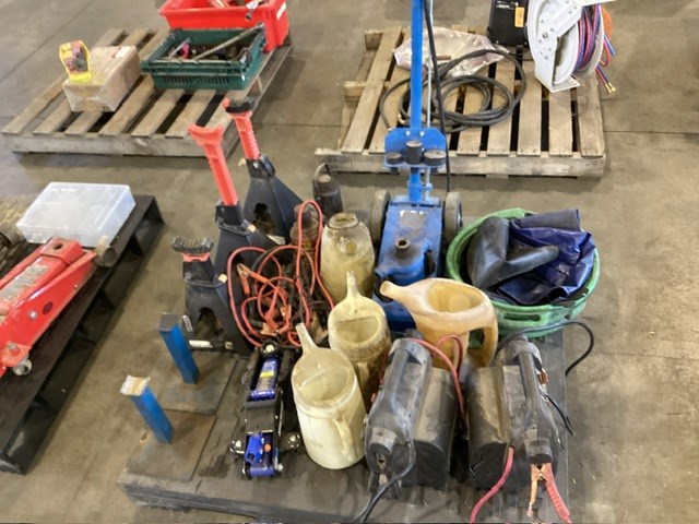 <p>Pneumatic Jack, Trolley Jack, Jump Packs And More</p>
