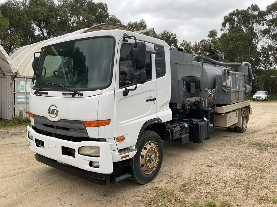 2014 UD PKC8E 4 x 2 Vacuum Truck