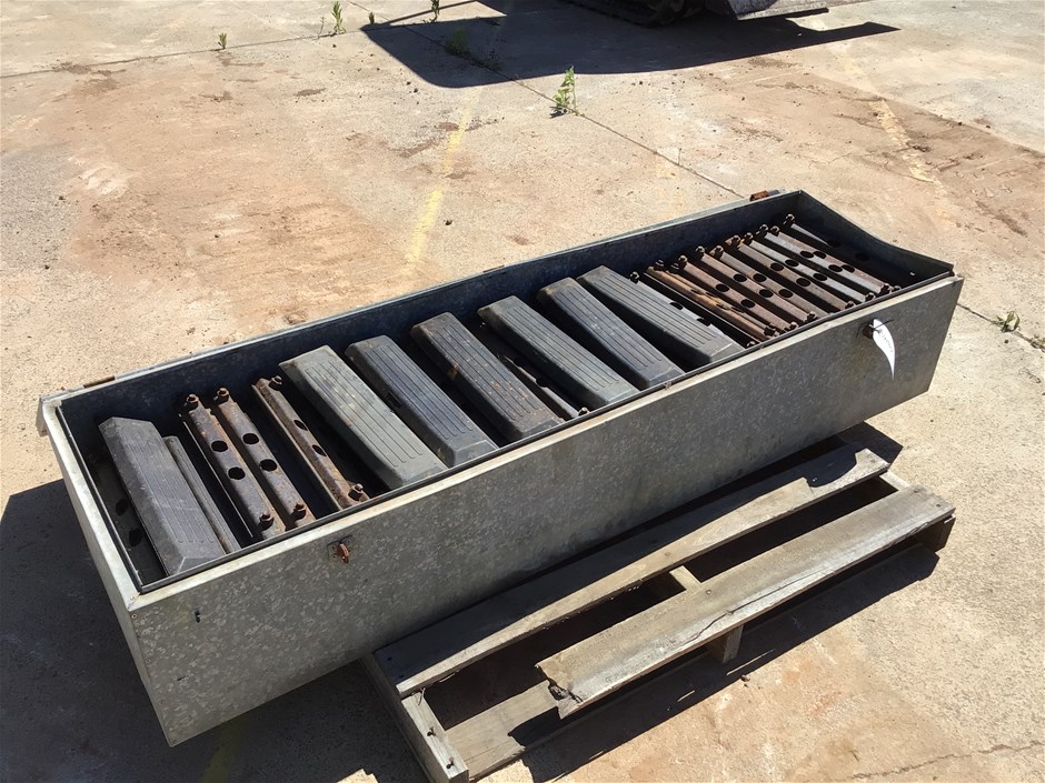 <p>Approx 70 Metal Plates </p>