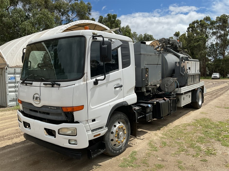 <p>2015 UD PKC8E 4 x 2 Vacuum Truck</p>