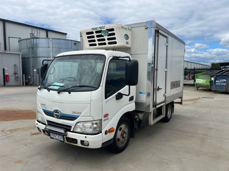 2014 HINO 300 SER 2 4 x 2 Refrigerated Body Truck
