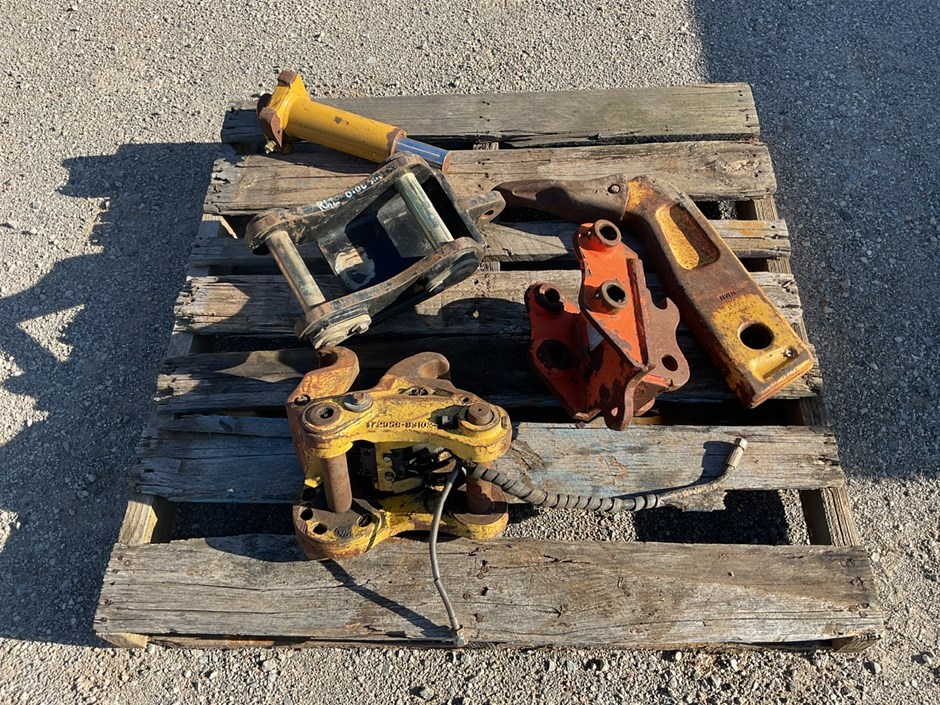<p>5 x Assorted Excavator items.</p>