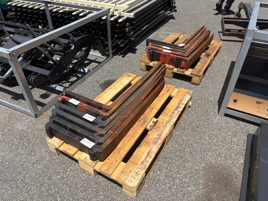 <p>Forklift Tynes on Pallets 2x</p>