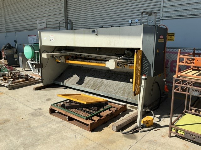 <p>Industrial Guillotine - 3 Phase Powered - 6mm Capacity </p>