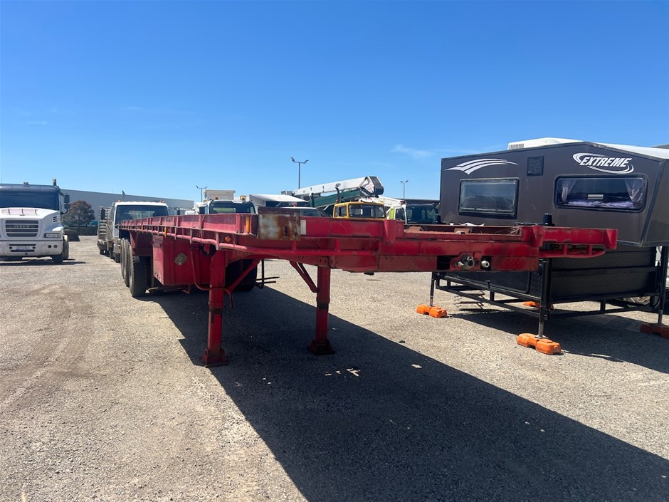 <p>Triaxle Flat Top Trailer</p>