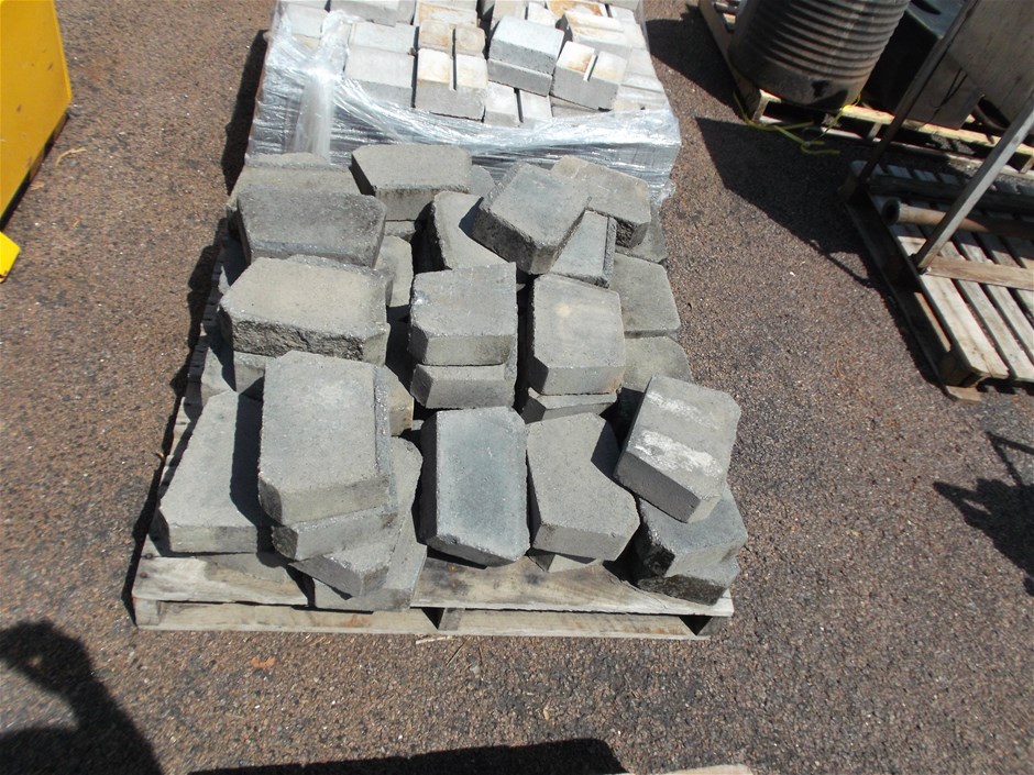 <p>Pallet of Retaining Wall Blocks</p>