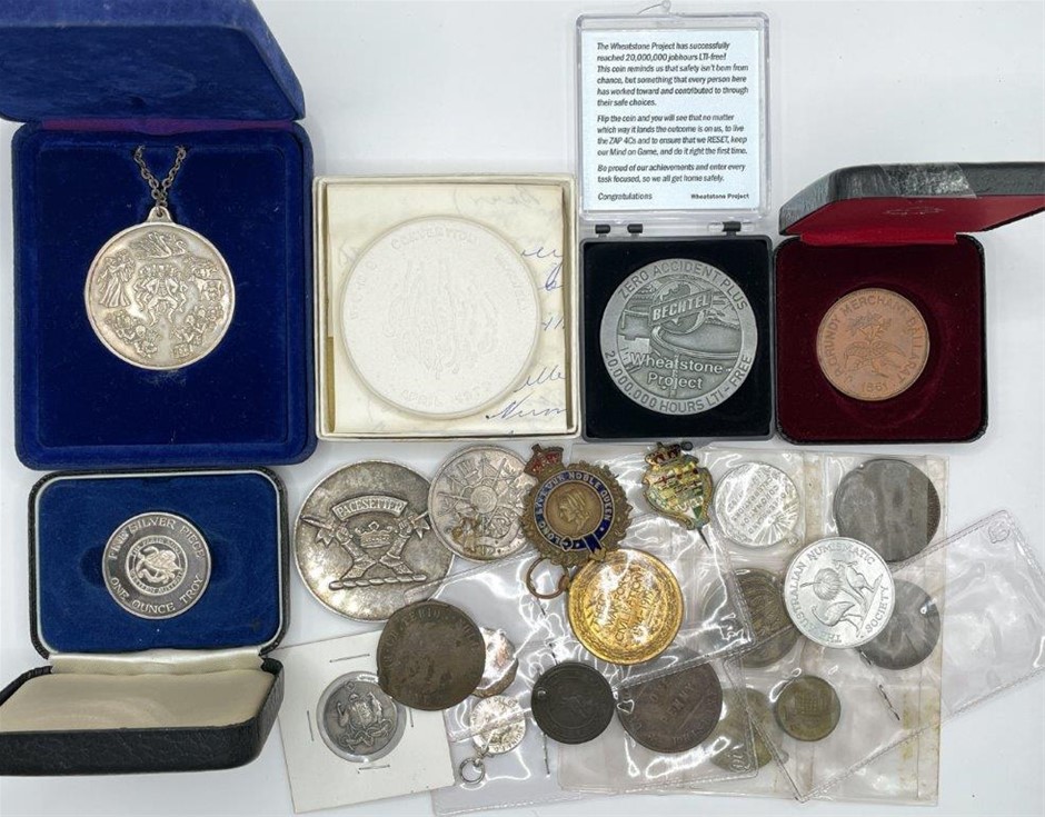 Approx. 25 x Asstd AU & World Commemorative Medals, Badges & Pendant