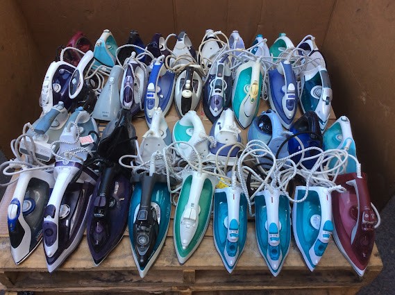 PHILIPS/Tefal/Sunbeam Mixed Brand and Model Steam Irons (Lot of 38)