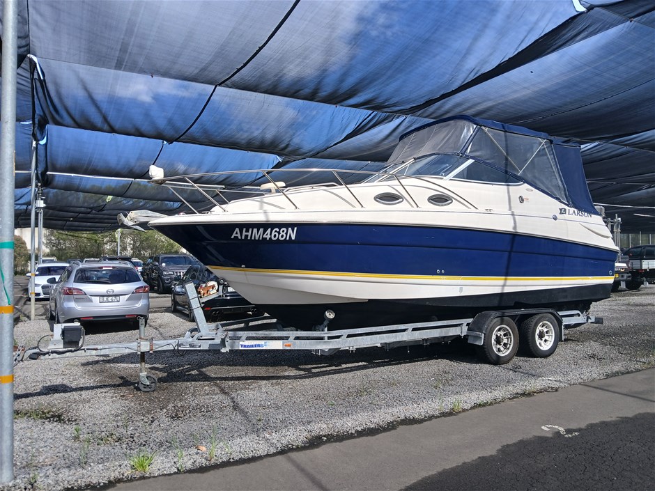 <p>Larson Power Boat</p>