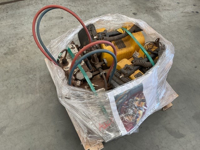 <p>2 x Cigweld Plate Welder’s and 2 x Portable LED Lights </p>