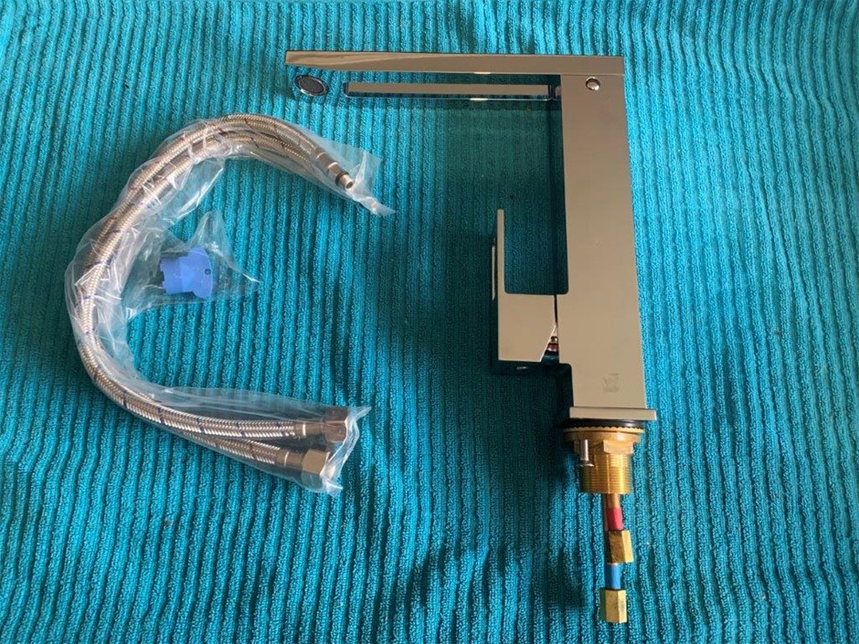 New in Box Simply Inspiring Swivel Kitchen Mixer - Qty 1