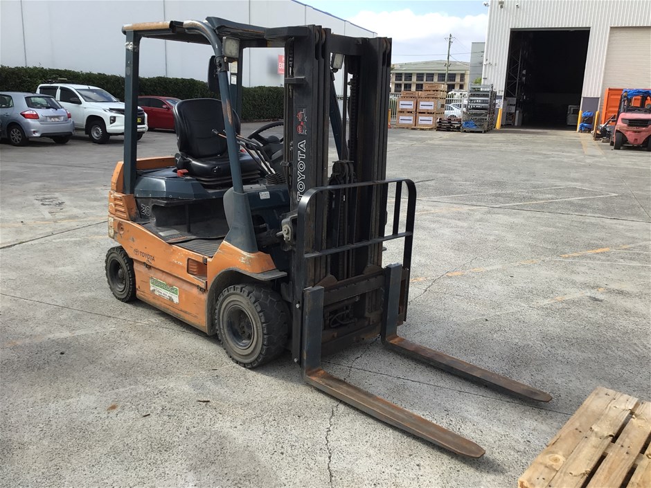 Toyota E62. 7FB20 Electric Counterbalance Forklift with Charger