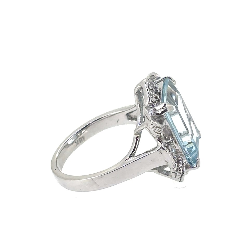 6.42ct an emerald cut Aquamarine & 0.20ct 8 Stones Round G/VS Ring 18K